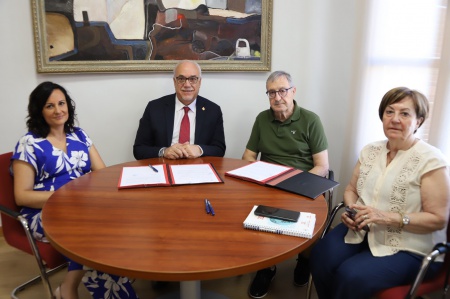 Firma convenio Ayuntamiento Manzanares y Cáritas Interparroquial