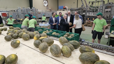 Antonio Atienza muestra uno de los melones a las autoridades