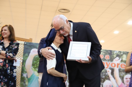 Momento del reconocimiento municipal a las Hermanas de la Misericordia de Sées