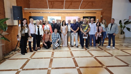 Algunos de los participantes junto a organizadores y autoridades