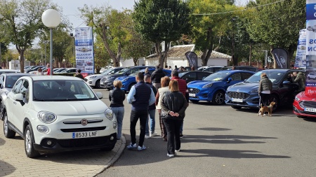 Visitantes en los stands exteriores del Salón del Automóvil