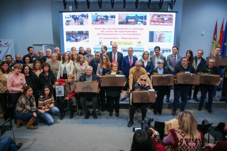 Foto conjunta con las familias tras recoger los restos exhumados en el cementerio