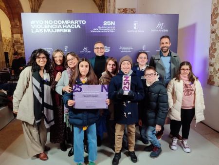 Representantes del centro junto a las concejalas y a la delegada de igualdad Representantes del centro junto a las concejalas y a la delegada de igualdad