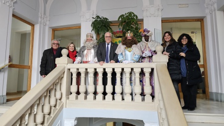 Los Reyes Magos junto al alcalde y concejales y concejalas en el Ayuntamiento de Manzanares