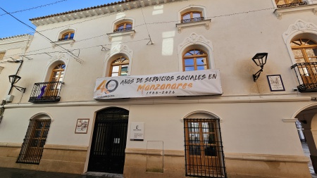 Exterior del centro social de Casa Josito con la pancarta conmemorativa