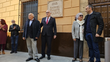 Rafael Zárate tras el descubrimiento de la cerámica con su nombre Rafael Zárate tras el descubrimiento de la cerámica con su nombre