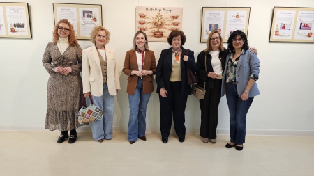 Algunas premiadas junto a autoridades y comisaria de la exposición