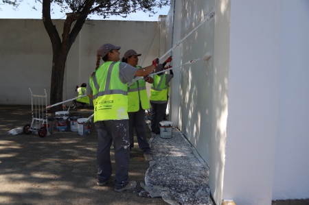 Operarias realizan labores de pintura en acciones sociales de empleo de 2025 Operarias realizan labores de pintura en acciones sociales de empleo de 2025
