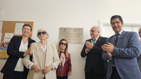 Momento en el que las alumnas más veteranas descubrieron la placa inaugural junto a las autoridades y directora del centro