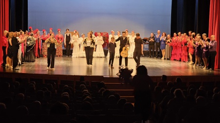 Saludo final de los participantes en el festival 