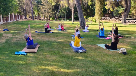 Clase de yoga en el parque Julián Gómez Cambronero Clase de yoga en el parque Julián Gómez Cambronero