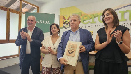 Antonio Gómez Olmos recibe el premio de Periodismo Agrario de Fercam