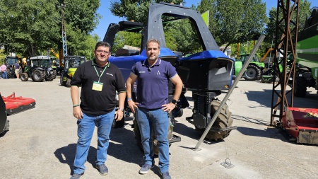 Miembros de Grupo Avilés junto a la máquina premiada