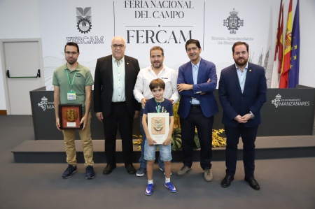 Autoridades con los ganadores de las medallas de oro de Fercam 2026