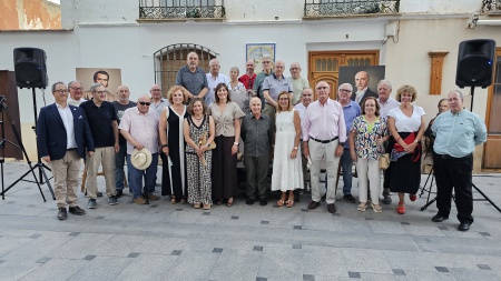 Miembros de El Zaque ante la casa del Manifiesto Miembros de El Zaque ante la casa del Manifiesto