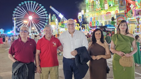 Autoridades junto al representante de la asociación de feriantes con la noria al fondo