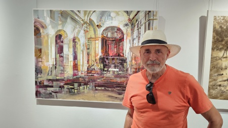 Blai Tomás Ibáñez junto a la obra ganadora del primer premio nacional