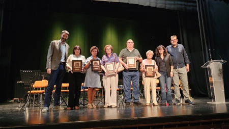 Alumnado homenajeado junto a autoridades y director de la UP