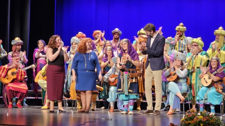 Entrega de un trofeo de recuerdo al Coro de los Estudiantes de Cádiz Entrega de un trofeo de recuerdo al Coro de los Estudiantes de Cádiz