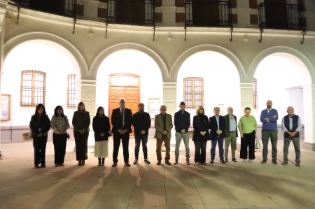 Miembros de la Corporación Municipal durante el minuto de silencio Miembros de la Corporación Municipal durante el minuto de silencio