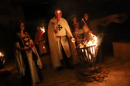 El Comendador enciende la antorcha al inicio de la procesión que abrió las Jornadas