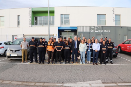 Participantes en el curso junto a las autoridades