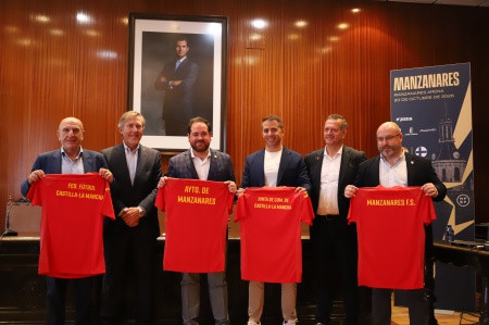 La RFEF ha entregado camisetas de la Selección de Fútbol Sala a las instituciones y Manzanares FS La RFEF ha entregado camisetas de la Selección de Fútbol Sala a las instituciones y Manzanares FS