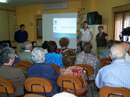 Charla sobre consumo en el Aula de Mayores