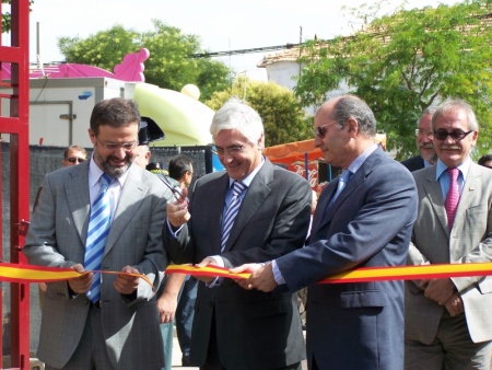 Barreda cortando la cinta de inauguracion