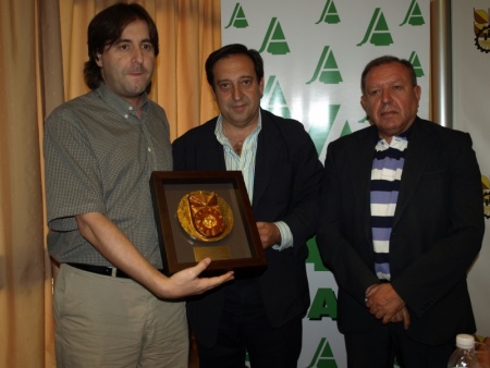 Óscar Gálvez, director de La Tribuna CR recibe el premio