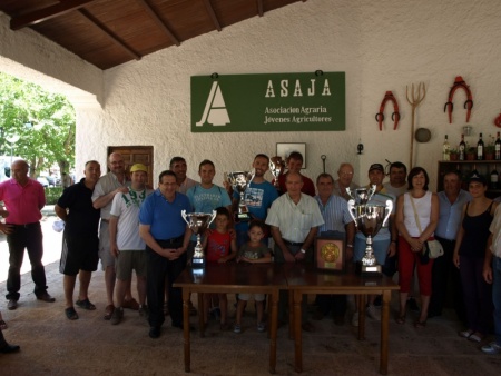 Foto de familia de ganadores, participantes y organizadores