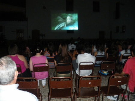 Momento de una proyección de \"Cine bajo las Estrellas\"