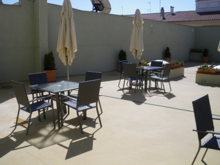 Espacio de lectura en la terraza de la Biblioteca Municipal \"Lope de Vega\"