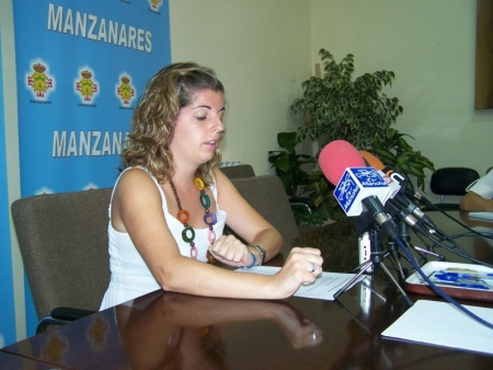 Beatriz Torres, concejala de Festejos, presentando los actos de las fiestas patronales 2010