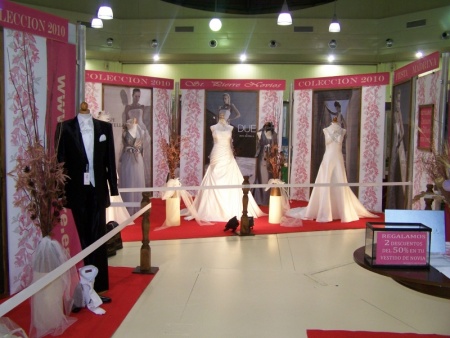 Stand de vestidos de novias en Salón Hogar Novios