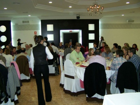 Participantes en la comida de convivencia organizada por el personal del Hospital de Día