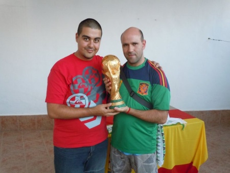 Dos manzanareños posan con la Copa del Mundo