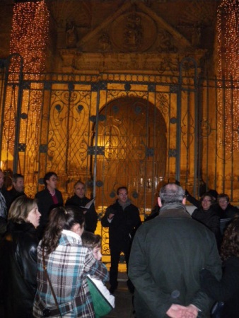 Mansil Nahar cantando villancicos frente a la Parroquia de la Asunción