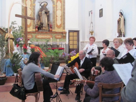 Coro y Rondalla del Centro de Mayores cantando a las cruces de mayo