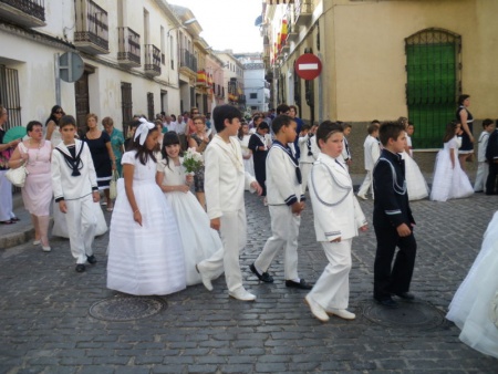 Procesión del Corpus Christi. Niños y niñas vestidos de Comunión.