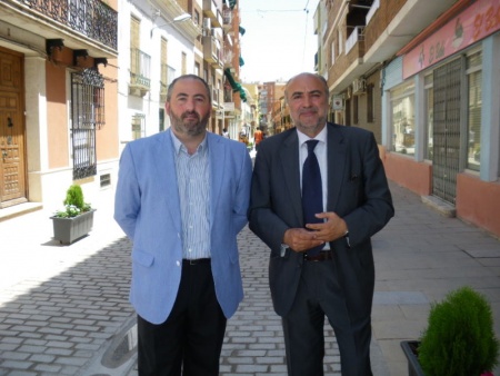 El concejal de Obras y el alcalde en la calle Reyes Católicos