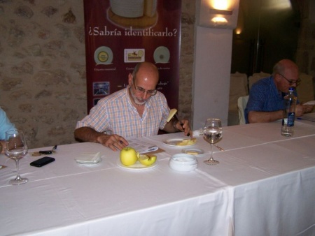 Momento de la cata del jurado del concurso