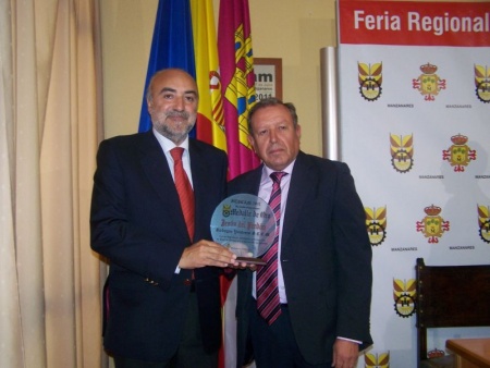 El alcalde entrega la medalla de oro al presidente de la cooperativa