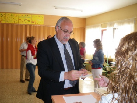 Julián Nieva votando el pasado 22-M