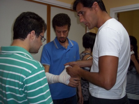 Universitarios en prácticas en el Hospital participando en un Taller de Vendajes