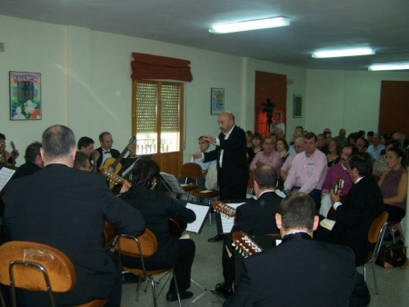 Actuación de la Orquesta Sotomayor en el barrio Divina Pastora