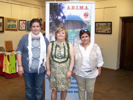 Las concejalas Mª José Aranda y Teresa Jiménez junto a la presidenta de ADIMA (en el centro)