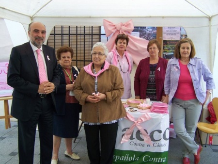 Visita del alcalde a la mesa informativa de la AECC