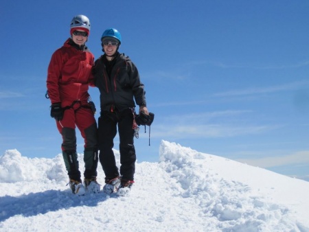 Pablo Moraga Torres junto a una compañera en una cima de los Alpes