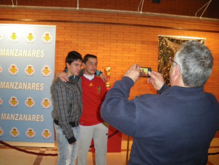 Unos jóvenes se fotografían junto a la Copa